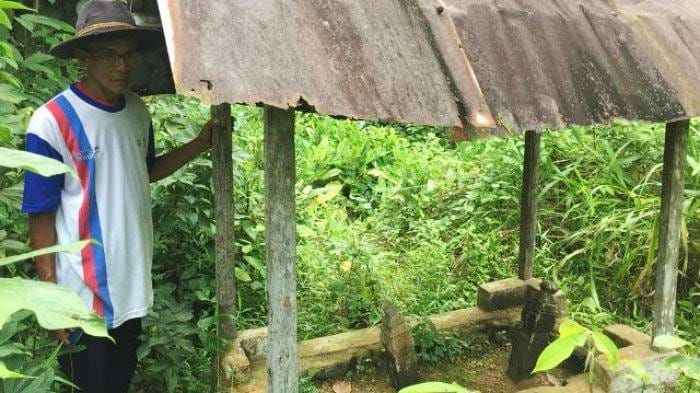 Salah seorang warga berdiri di makam jari kelingking Raden Mattaher di RT 05, Desa Muaro Jambi, Kecamatan Muaro Sebo, Kabupaten Muaro Jambi.



 