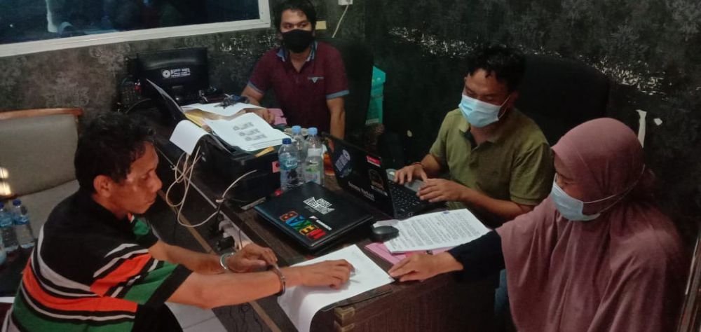 Penyandang disabilitas bernama Saman saat menjalani pemeriksaan di Polresta Jambi usai dirinya berusaha melakukan perkosaan terhadap korbannya

