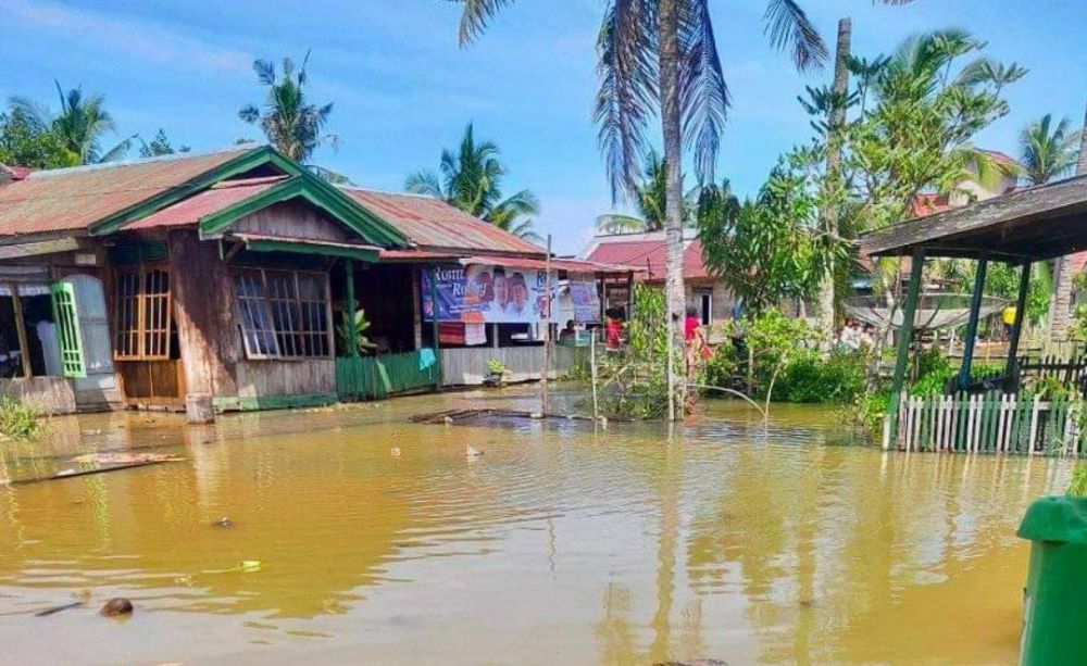 Rumah warga yang tergenang air di desa Teluk Majelis.