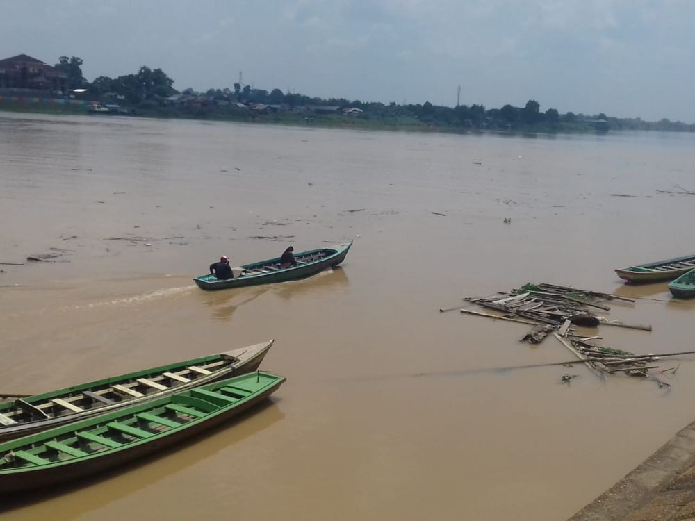 Ketinggian debit Sungai Batanghari terus naik. Minggu (15/11) sudah di angka 11.50 meter. Masyarakat di bantaran Sungai Batanghari diminta waspada. 