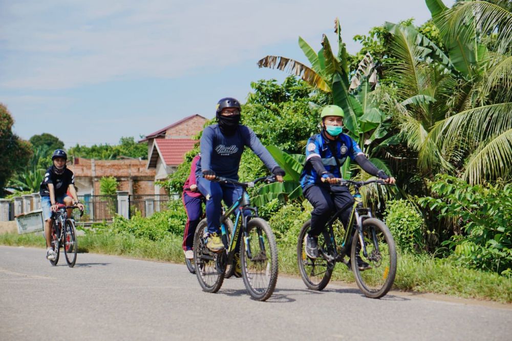 Warga ketika menikmati hari libur dengan bersepeda (15/11). Tahun ini Pemerintah Provinsi Jambi sudah menyaipak anggaran sebesar Rp 300 juta untuk membuat jalur sepeda. 

