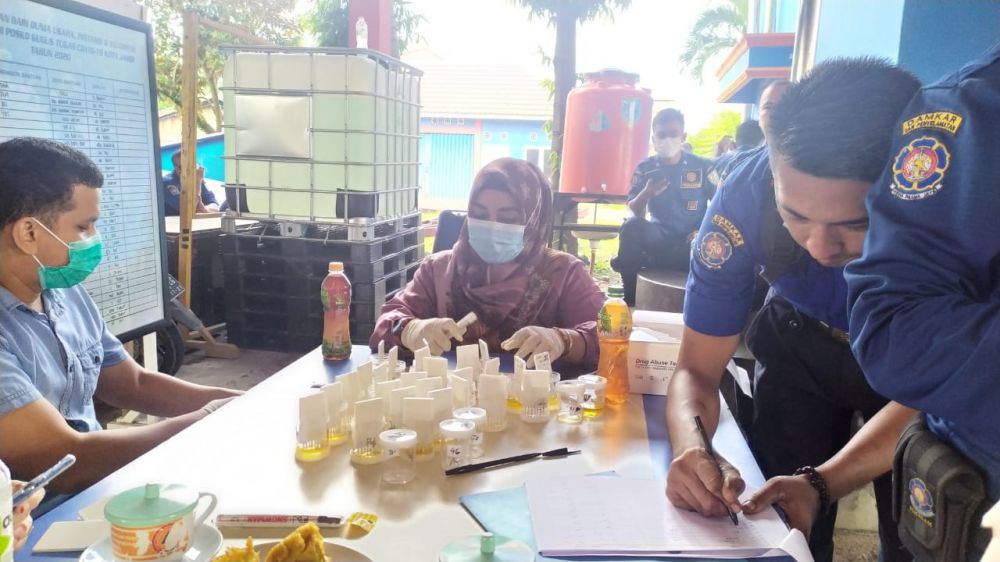 TKK DPKP Kota Jambi yang mengikuti tes urine Rabu (2/12). 
