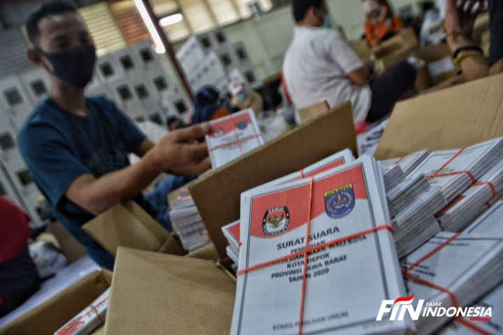 Petugas Komisi Pemilihan Umum (KPU) melakukan pelipatan surat suara Pilkada di Gudang Logistik KPU Depok, Jawa Barat, Rabu (25/11).
