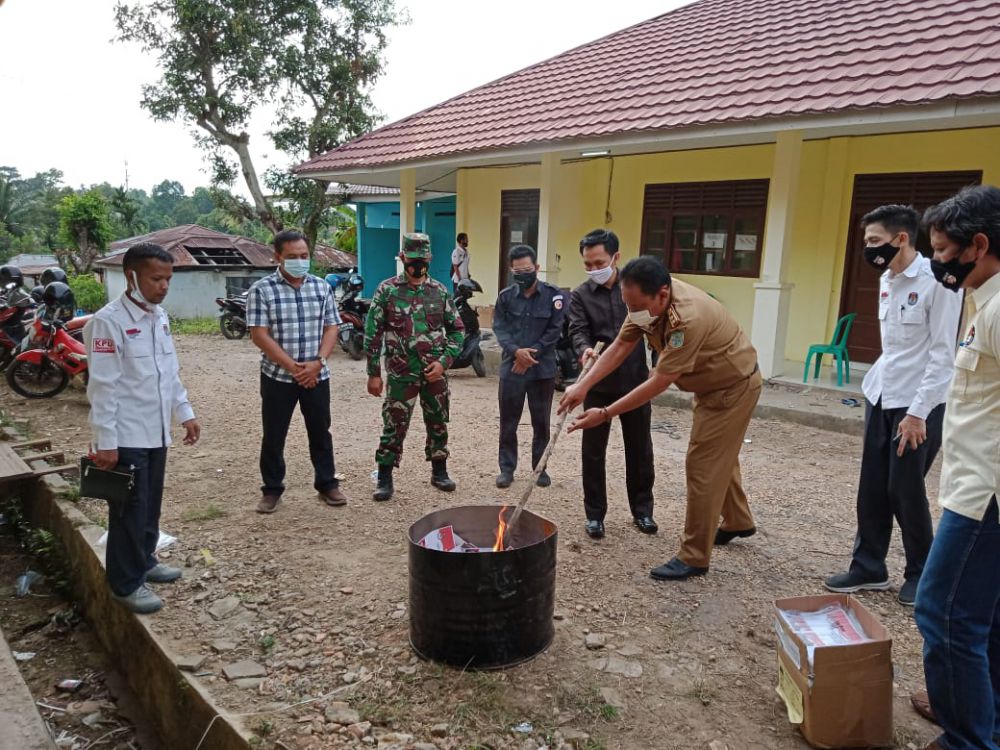 Ribuan Surat Suara Pilgub Jambi Dibakar.

