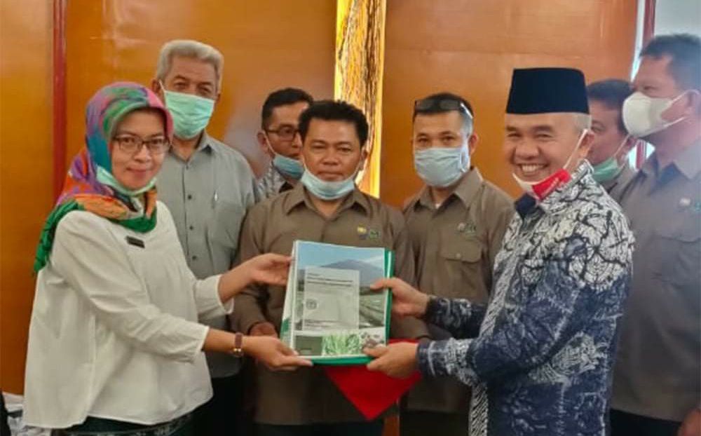 Dirjend Hortikultura Kementan diwakili Sekretaris Dirjen Dr. Retno Mulyandari, menerima pelepasan varietas Padi Payo kerja sama antara Pemkab Kerinci dengan BATAN, oleh Bupati Kerinci, Dr. Adirozal, M.Si, di Hotel Salak Heritage Bogor.