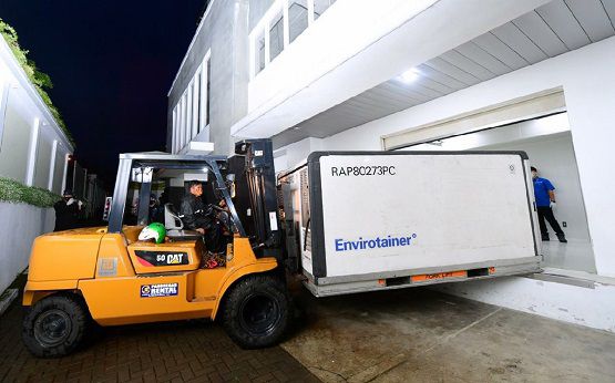 Vaksin Covid-19 tiba di Bandung. 