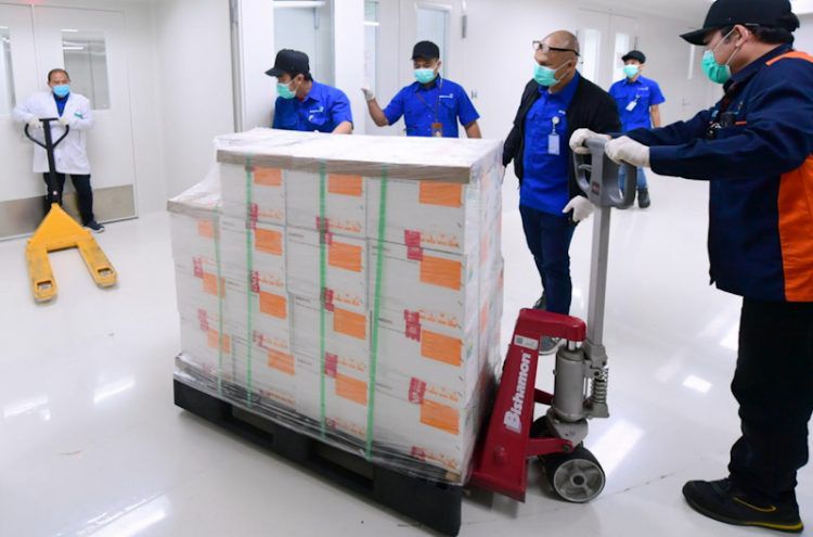 Proses pemindahan kontainer berisi vaksin Covid-19 saat tiba di Kantor Pusat Bio Farma, Bandung Jawa Barat, Senin (7/12). 