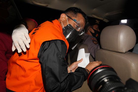 Menteri Sosial Juliari Batubara memasuki mobil tahan usai menjalani pemeriksaan intensif di gedung Komisi Pemberantasan Korupsi (KPK), Jakarta, Minggu (6/12/2020). 