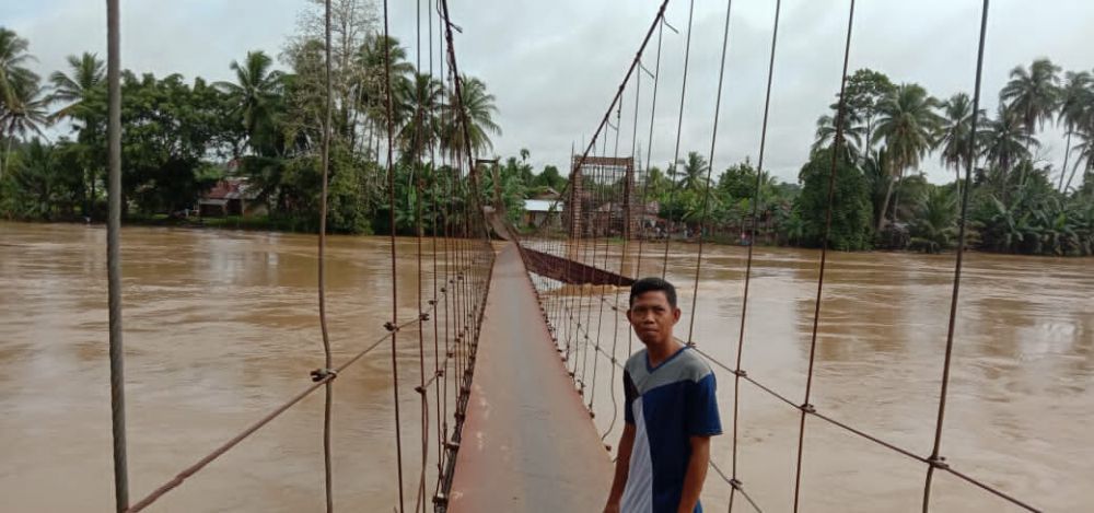 PUPR Merangin Perbaiki Sementara Jembatan di Desa Karang Berahi.