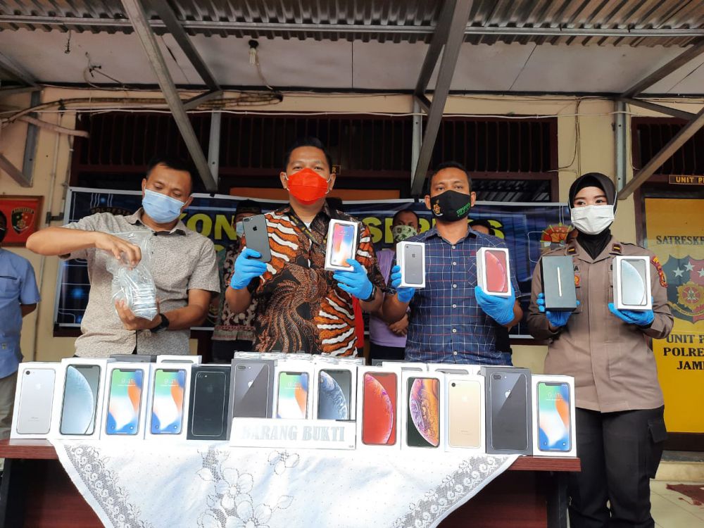 Kedapatan jual Handphone Ilagal.