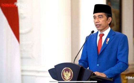 Presiden RI Joko Widodo (Jokowi) mengharapkan tak ada lagi orang yang menolak untuk suntik vaksin Covid-19.