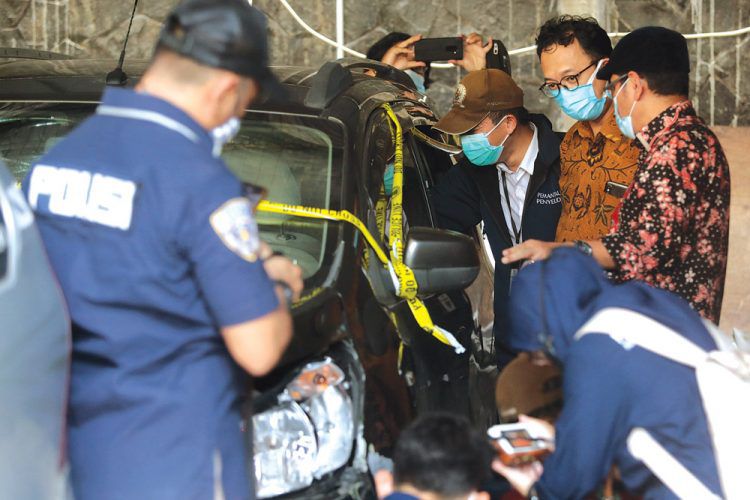 Tim Komnas HAM memeriksa mobil yang digunakan polisi dan laskar FPI saat insiden bentrok di tol Jakarta-Cikampek. Pemeriksaan berlangsung di Polda Metro Jaya, Jakarta, Senin (21/12). 