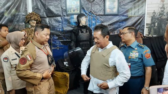 Wamenhan Sakti Wahyu Trenggono melihat-melihat pameran alutsista di tengah Rapim Kemenhan 2020.
