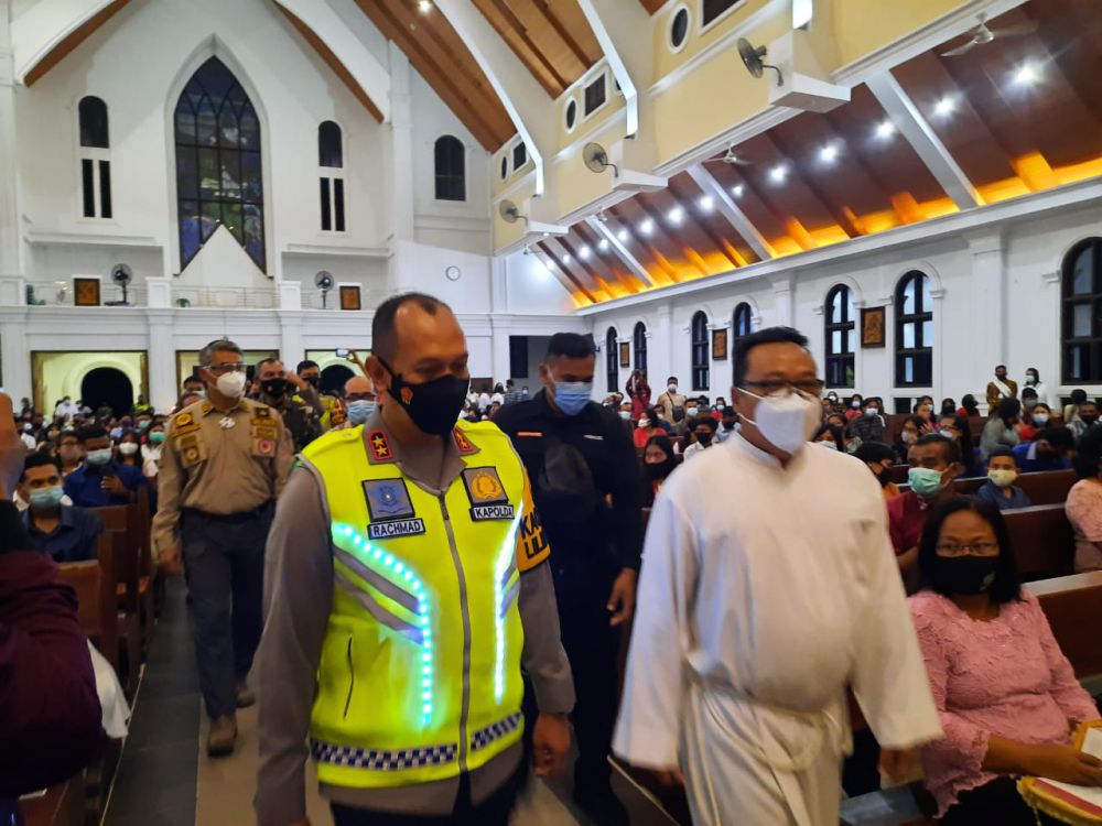 Kapolda Jambi, Irjen Pol A Rachmad Wibowo, Danrem 042/Garuda Putih, Brigjen TNI M Zulkifli dan Wlikota Jambi, Syarif Fasha beserta personel lengkap kunjungi Gereja Khatolik Santo Gregorius Agung, Kamis (24/12).