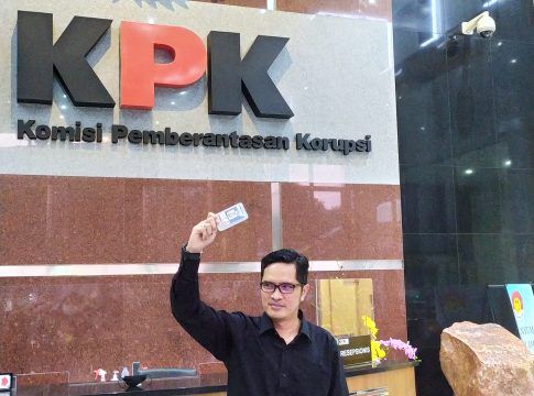 Kabiro Humas KPK Febri Diansyah berpose usai mengumumkan pengunduran dirinya di Gedung Merah Putih KPK, Kuningan, Jakarta, Kamis (24/9).