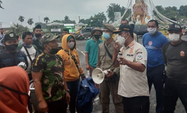 PKL yang berada di sekitaran Tugu Keris Siginjai ditata oleh Pemkot Jambi. Itu dilakukan agar tidak ada kerumunan di lokasi untuk memutus mata rantai Covid-19.