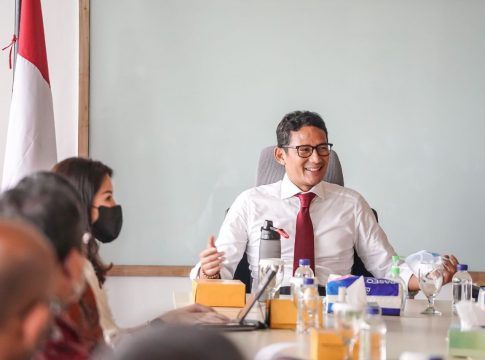 Menteri Ekonomi dan Pariwisata Kreatif Sandiaga Uno melakukan rapat perdana bersama jajaran Kementerian Pariwisata dan Ekonomi Kreatif usai proses serah terima jabatan.