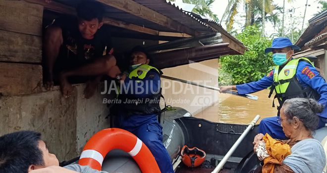 Polda Jambi kerahkan personel untum membantu warga yang terkena korban banjir di Kecamatan Kotabaru dan Kecamatan Jelutung, Kota Jambi, Kamis (31/12).