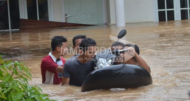Evakuasi korban banjir di Kota Jambi.