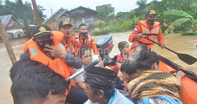 Evakuasi oleh petugas penanggulangan bencana.