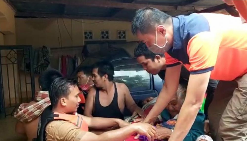 Kepala Pelaksana BPBD Provinsi Jambi Bachyuni Deliansyah Turun Langsung Evakuasi Warga Korban Banjir di Kota Jambi.