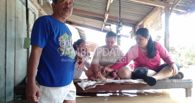 Terendam Banjir Sedada Orang Dewasa.
