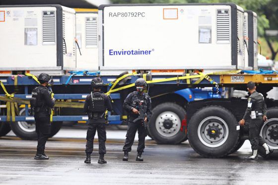 Petugas berjaga di envirotainer yang berisi vaksin Sinovac di Bandara Soekarno-Hatta kemarin.