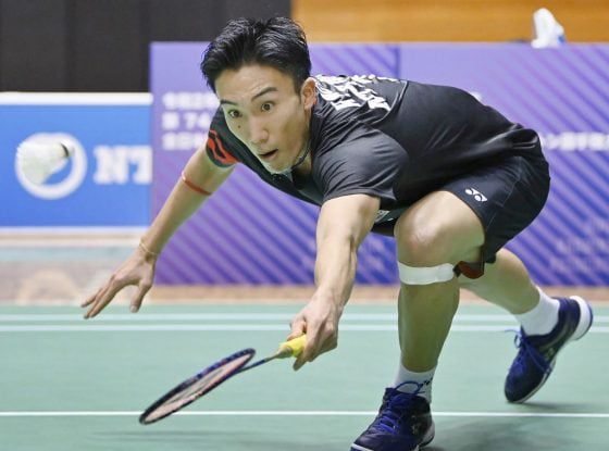 Kento Momota saat berlaga di final All-Japan melawan Kanta Tsuneyama di Tokyo (27/12). Dia positif Covid-19 dan mundur dari turnamen pembuka 2021 di Thailand.