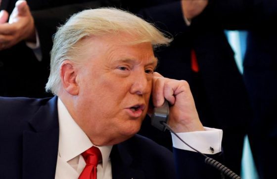 Presiden Donald Trump menekan pejabat negara bagian Georgia, yakni menteri kuar negeri untuk membatalkan hasil pemilu lewat panggilan telepon. (Carlos Barria/Reuters)