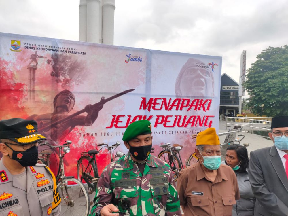 Kapolda Jambi Irjen Pol Rachmat Wibowo saat mengawal kedatangan 20.000 vaksin Covid-19