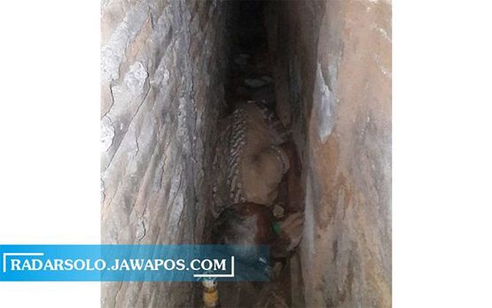 Kondisi Margono yang terjepit tembok. Foto: Antonius Christian/Radar Solo