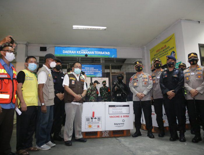 Vaksin COVID-19 Sinovac kiriman dari Bio Farma yang didistribusikan ke Provinsi Sulawesi Selatan, tiba di Terminal Kargo Bandara Internasional Sultan Hasanuddin Makassar, di Kabupaten Maros, Selasa subuh, 5 Januari 2020. Pemerintah Provinsi Sulawesi Selatan (Sulsel) menerima sebanyak 66.640 dosis vaksin COVID-19 pada tahap pertama yang diperuntukkan bagi tenaga kesehatan. Tenaga medis di 24 kabupaten/kota akan menjadi prioritas pertama. IDHAM AMA/FAJAR