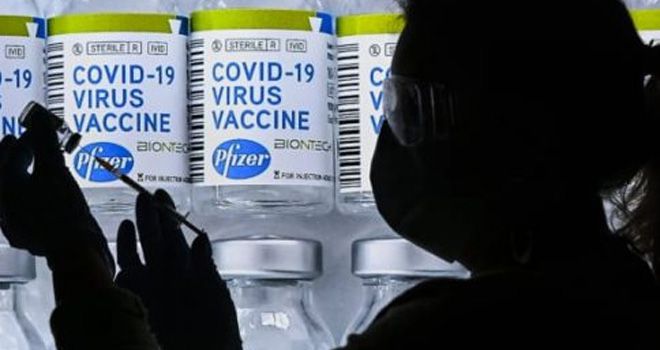 Ilustrasi vaksin Covid-19 Pfizer. (Vincent Kalut/Photonews/Getty Images)

