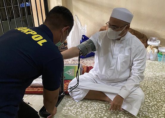 Pemeriksaan kesehatan terhadap Habib Rizieq Shihab dan security food di Polda Metro Jaya. Foto: Dok Humas Polri