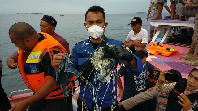 Anggota Damkar DKI bersama tim gabungan terus melakukan penyisiran dan pencarian pesawat Sriwijaya Air SJ 182 yang dinyatakan hilang kontak di wilayah Pulau Laki, Kepulauan Seribu. 