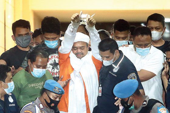 Pimpinan FPI Muhammad Rizieq Syihab setelah menjalani pemeriksaan selama 14 jam sebagai tersangka di Ditreskrim Polda Metro Jaya kemarin dini hari. 