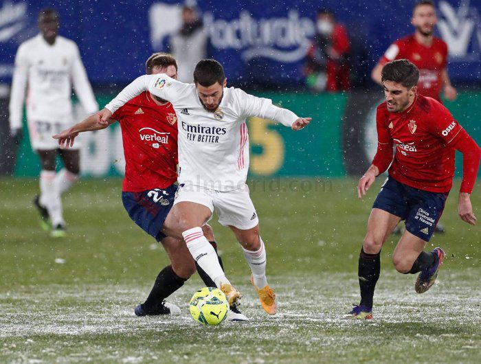 Eden Hazard menggiring bola melewati dua pemain Osasuna/Realmadrid.com