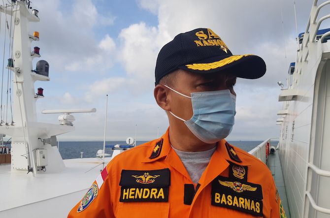 Kepala Kantor SAR Jakarta, Hendra di atas Kapala Negara SAR Wisnu, Kepulauan Seribu, Senin (11/1).