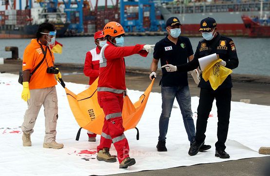 Kantong jenazah berisi potongan tubuh korban jatuhnya pesawat Sriwijaya Air SJ-182, dievakuasi ke Dermaga JICT 2, Jakarta, Minggu (10/1). Foto: Ricardo/JPNN.com