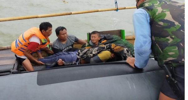 Tim Search and Resque (SAR) TNI Angkatan Laut dari unsur Satuan Kopaska Koarmada I membantu melaksanakan evakuasi nelayan yang tenggelam di perairan Tanjung Pasir, Banten, Rabu (13/1). Foto: Dispenal