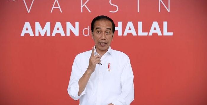 Presiden Jokowi usai disuntik Vaksin Covid-19. 