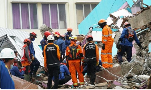 Tim SAR melakukan penyisiran di reruntuhan salah satu RS di Mamuju akibat gempa Sulbar, Minggu (17/1). Foto: dok. BNPB.