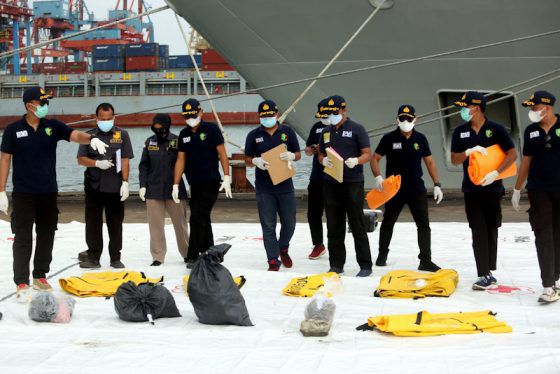 Petugas DVI Polri mengindetifikasi temuan yang diduga bagian tubuh korban pesawat Sriwijaya Air SJ 182 rute Jakarta-Pontianak yang jatuh di perairan Kepulauan Seribu, Jakarta. 