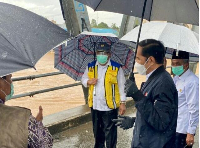 Presiden Joko Widodo meninjau sungai Martapura dari jembatan Pekauman yang berada di Kecamatan Martapura Timur, Kabupaten Banjar, Provinsi Kalimantan Selatan, Senin (18/01/2021). (Foto: Biro Pers Setpres/Lukas)