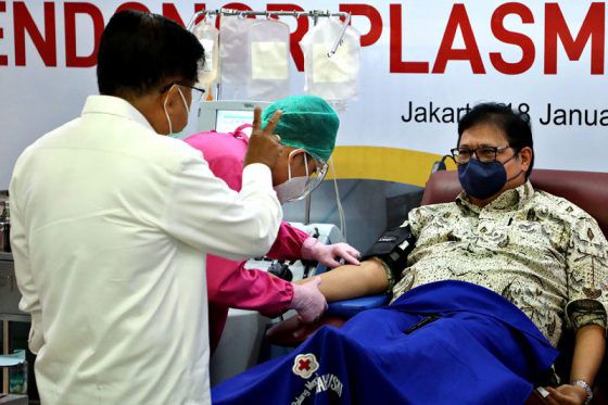 Ketua Umum PMI Jusuf Kalla berbincang dengan Menko Perekonomian Airlangga Hartarto sebagai salah satu pendonor plasma konvaselen di markas PMI, Jakarta, kemarin (18/1). 