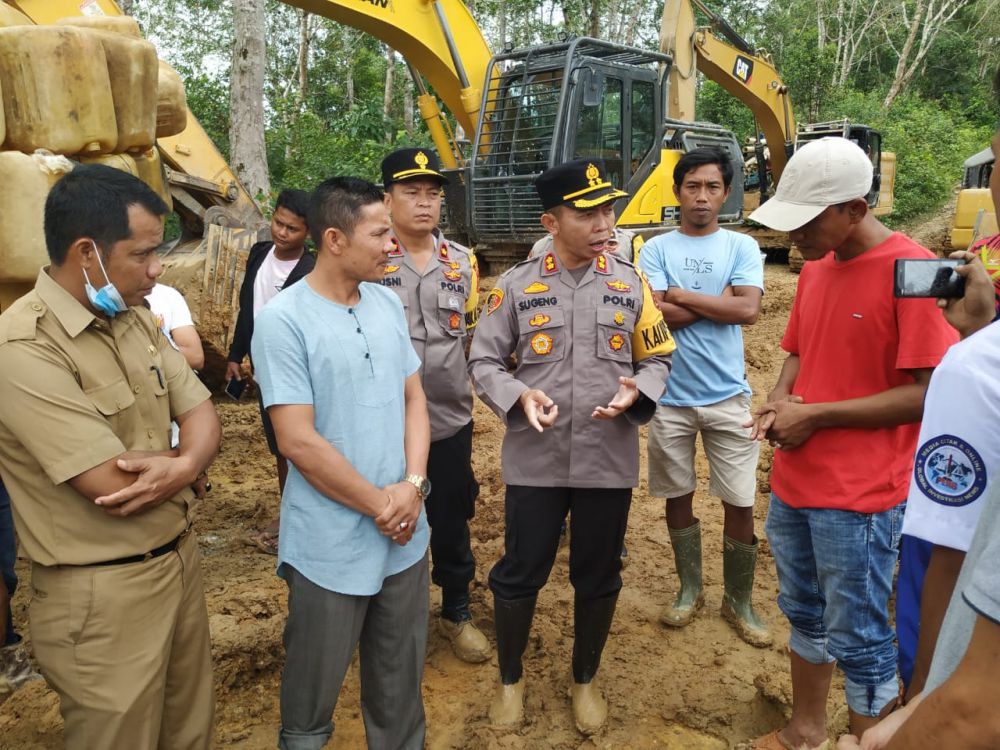 13 excavator yang beroperasi di sepanjang aliran Sungai Batang Limun dan kawasan hutan lindung Desa Lubuk Bedorong, Kecamatan Limun, Sarolangun Senin (25/1), dikeluarkan oleh tim gabungan.