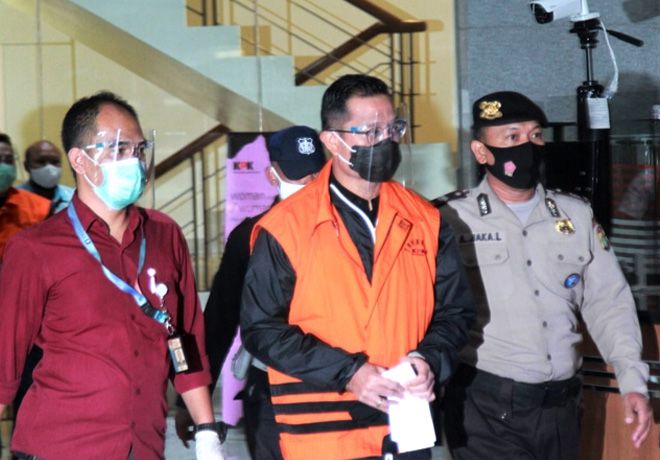 Mantan Menteri Sosial Juliari P Batubara usai menjalani pemeriksaan di gedung KPK, Jakarta, Minggu (6/12/2020). Komisi Pemberantasan Korupsi (KPK) menahan Menteri Sosial Juliari Batubara selama 20 hari untuk kepentingan pemeriksaan kasus korupsi dana bantuan sosial (bansos) Covid-19. (Dery Ridwansah/ JawaPos.com)