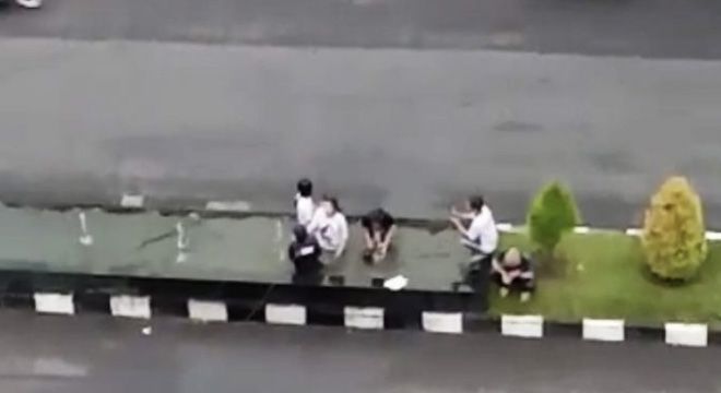 Foto: IstDEMI KONTEN. Video berdurasi 20 detik yang menampilkan sejumlah remaja tengah mandi di air mancur median Jalan HZ Mustofa, beredar melalui aplikasi whatsapp beberapa waktu lalu.