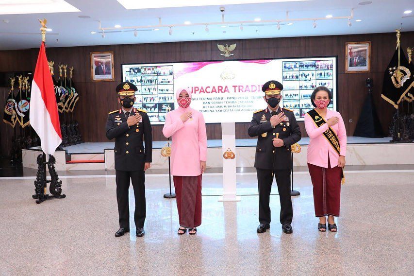 Jenderal Pol Idham Azis menyerahkan Panji Polri Tribrata kepada Kapolri Jenderal Pol Listyo Sigit Prabowo di Rupatama Mabes Polri, Jakarta, Rabu (27/1).