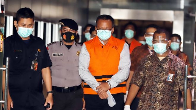 Eks Menteri Kelautan dan Perikanan Edhy Prabowo berjalan menuju ruang konferensi pers usai menjalani pemeriksaan terkait kasus dugaan korupsi ekspor benih lobster di Gedung KPK, Jakarta, Kamis (26/11/2020) dini hari.